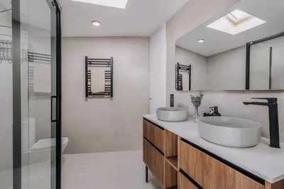 Un baño de Maden - 2 bedrooms and terrace in Goya