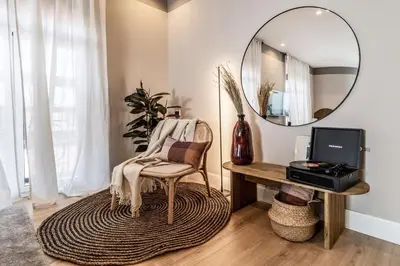 Una televisión o centro de entretenimiento en Lustar - 2 bedrooms and terrace in Chueca