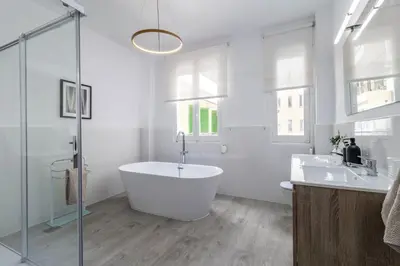 Un baño de Paz - 4 bedrooms and terrace in Castellana