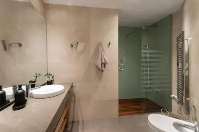 Un baño de Ocea - 2 bedrooms and terrace in Argüelles