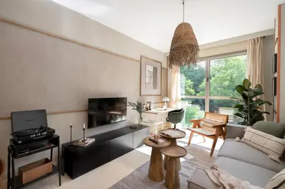 Una televisión o centro de entretenimiento en Naima - 2 bedrooms and pool in Trafalgar