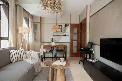 Una televisión o centro de entretenimiento en Naima - 2 bedrooms and pool in Trafalgar