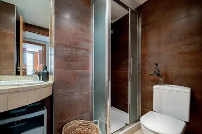 Un baño de Naima - 2 bedrooms and pool in Trafalgar