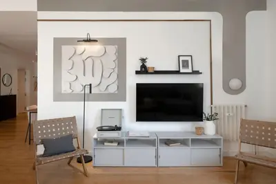 Una televisión o centro de entretenimiento en Dore - 4 bedrooms in Nuevos Ministerios-Ríos Rosas