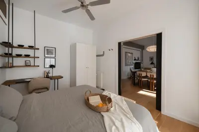 Una televisión o centro de entretenimiento en Dore - 4 bedrooms in Nuevos Ministerios-Ríos Rosas