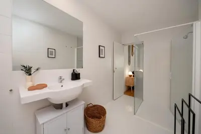 Un baño de Dore - 4 bedrooms in Nuevos Ministerios-Ríos Rosas