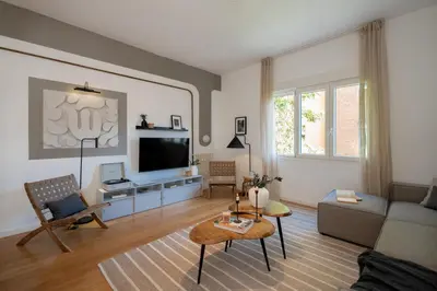 Una televisión o centro de entretenimiento en Dore - 4 bedrooms in Nuevos Ministerios-Ríos Rosas