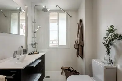 Un baño de Inzia - 1 bedroom and pool in Lista