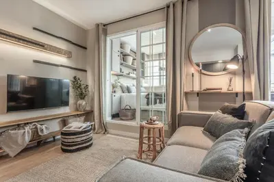 Una televisión o centro de entretenimiento en Inzia - 1 bedroom and pool in Lista