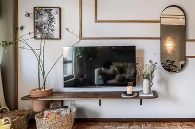 Una televisión o centro de entretenimiento en Beires - 1 bedroom and shared pool in Almagro