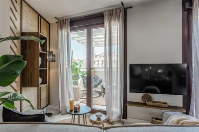 Una televisión o centro de entretenimiento en Lugbara - 1 bedroom and terrace in Goya
