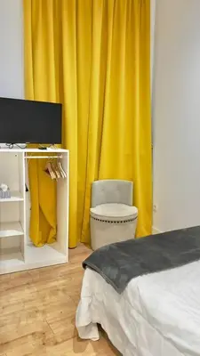 Una televisión o centro de entretenimiento en Habitación Plaza Zerolo E