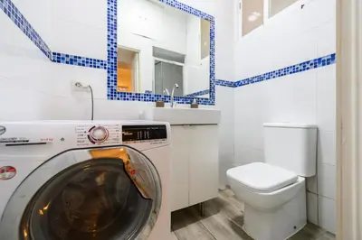 Un baño de Charming two-bedroom apartment Temporary AALB230