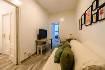 Una televisión o centro de entretenimiento en Charming two-bedroom apartment Temporary AALB230