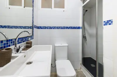 Un baño de Charming two-bedroom apartment Temporary AALB230