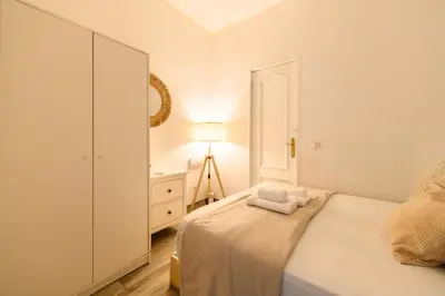 Cama o camas de una habitación en Charming two-bedroom apartment Temporary AALB230