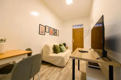 Una televisión o centro de entretenimiento en Charming two-bedroom apartment Temporary AALB230