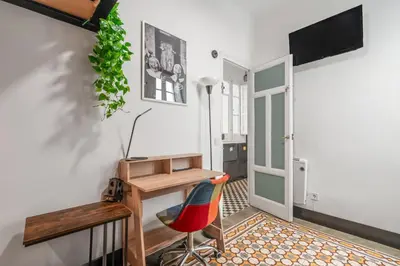 Una televisión o centro de entretenimiento en Private room in Malasaña #1