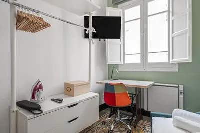 Una televisión o centro de entretenimiento en Private room in Malasaña #3