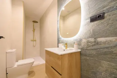 Un baño de Tu hogar en la ciudad piso de 3 habitaciones 3 baños y todo el confort moderno Madrid AGU230