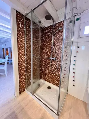 Un baño de Downtown Dreams