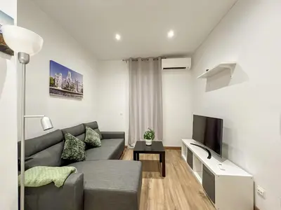 Una televisión o centro de entretenimiento en Apartamento Retiro-Ibiza 0I