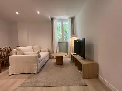 Una televisión o centro de entretenimiento en Almansa 110
