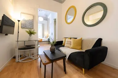 Zona de estar de Apartamento de 1 dormitorio con balcón en el corazón de Madrid Temporal CER822
