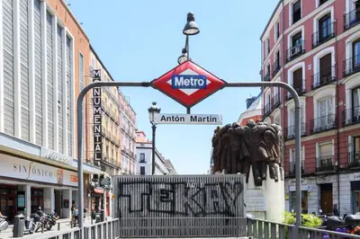 Certificado, premio, señal o documento que está expuesto en Apartamento de 1 dormitorio con balcón en el corazón de Madrid Temporal CER822