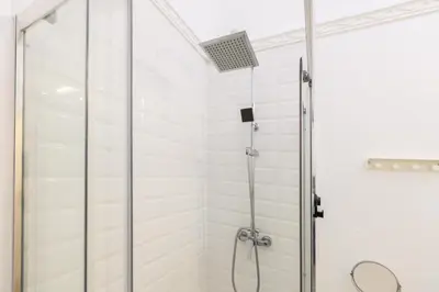 Un baño de Apartamento de 1 dormitorio con balcón en el corazón de Madrid Temporal CER822