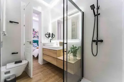 Un baño de Luxury Apartment 6 Bedroom in Downtown by TuriVida