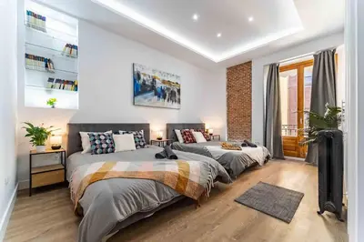 Cama o camas de una habitación en Luxury Apartment 6 Bedroom in Downtown by TuriVida