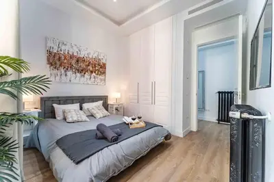 Cama o camas de una habitación en Luxury Apartment 6 Bedroom in Downtown by TuriVida