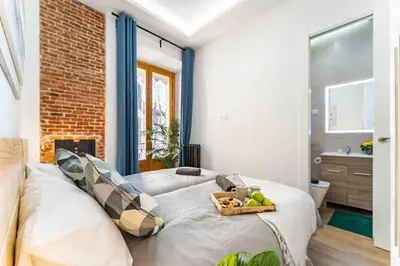 Cama o camas de una habitación en Luxury Apartment 6 Bedroom in Downtown by TuriVida