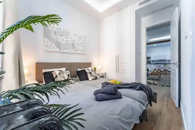 Cama o camas de una habitación en Luxury Apartment 6 Bedroom in Downtown by TuriVida
