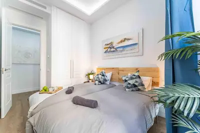 Cama o camas de una habitación en Luxury Apartment 6 Bedroom in Downtown by TuriVida