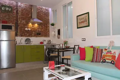 Una cocina o zona de cocina en Encantador Apartamento en el Corazón de Madrid