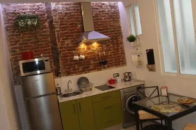 Una cocina o zona de cocina en Encantador Apartamento en el Corazón de Madrid