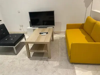 Una televisión o centro de entretenimiento en Diseño, comodidad y ubicación en el centro