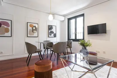 Una televisión o centro de entretenimiento en AH- Maravilloso apartamento junto a Plaza de España