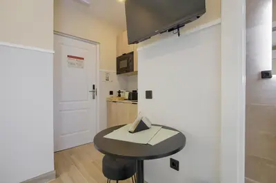 Una televisión o centro de entretenimiento en Dobo Madrid CV93