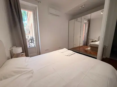 Cama o camas de una habitación en Modern Comfort in Madrid 2BR Gem