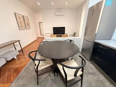 Una televisión o centro de entretenimiento en Modern Comfort in Madrid 2BR Gem