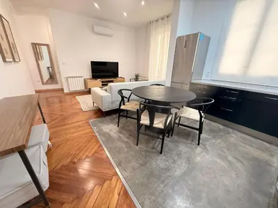 Una televisión o centro de entretenimiento en Modern Comfort in Madrid 2BR Gem