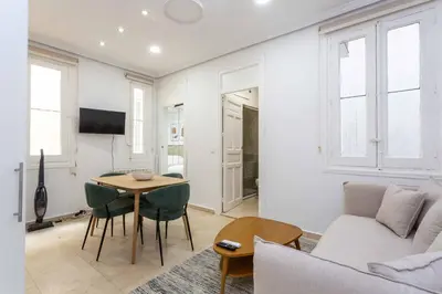 Plano de Elegant 2BR2BA Apartment Salamanca District