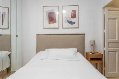 Plano de Elegant 2BR2BA Apartment Salamanca District