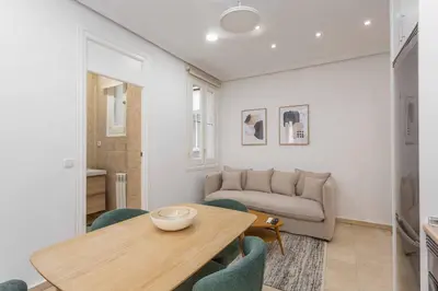 Plano de Elegant 2BR2BA Apartment Salamanca District
