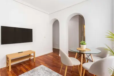 Una televisión o centro de entretenimiento en Cozy 1BD Apartment in Alonso Martínez