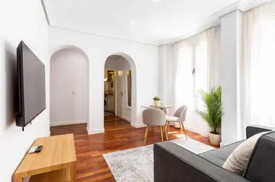 Una televisión o centro de entretenimiento en Cozy 1BD Apartment in Alonso Martínez