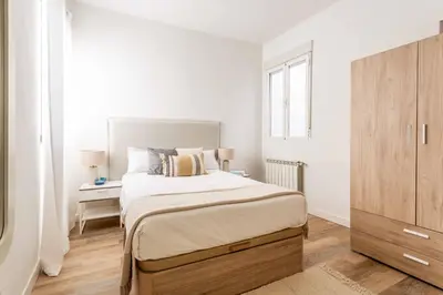 Cama o camas de una habitación en Bright & Spacious 2-BD Apartment in Chueca